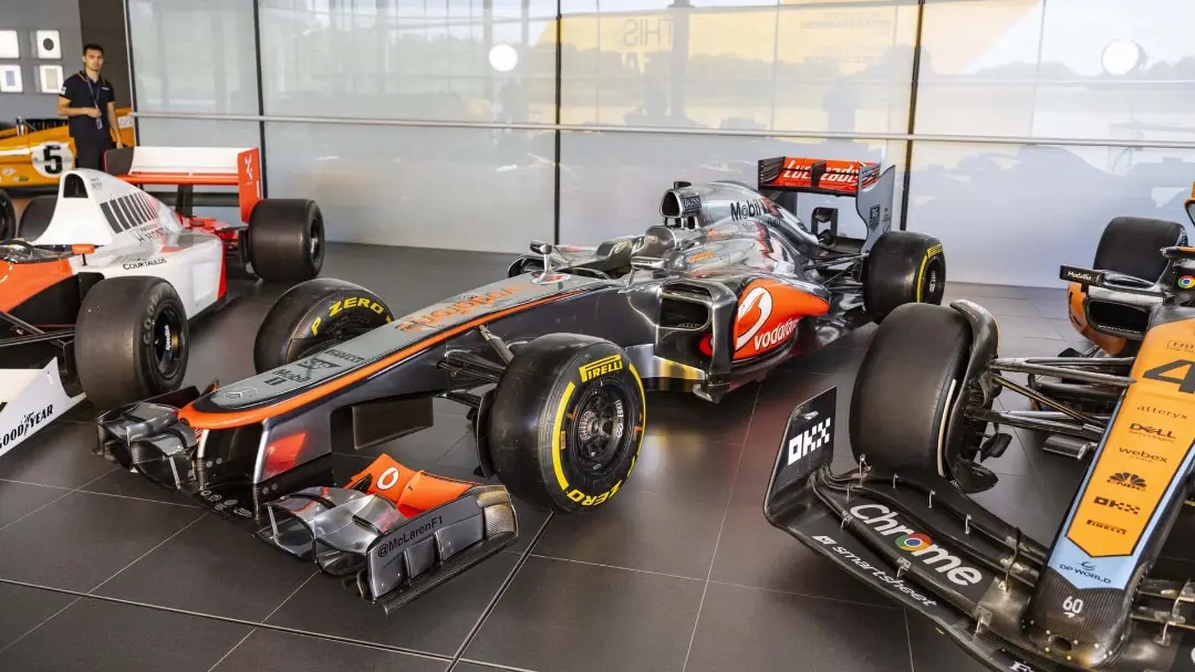 ماشین‌های مسابقه‌ای فرمول یک (Formula 1) مک‌لارن در نمایشگاه خودرو