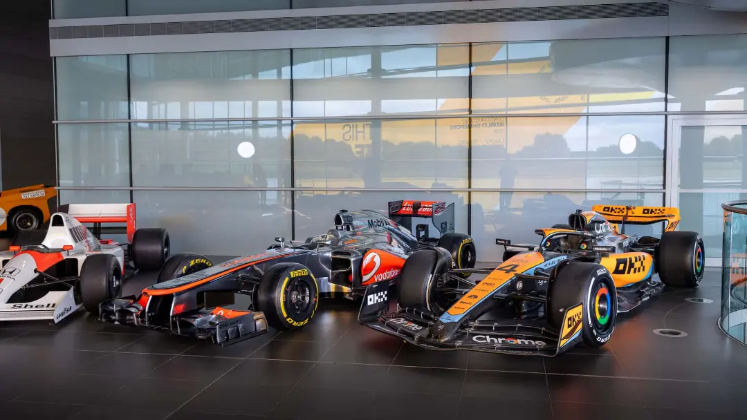 مجموعه‌ای از خودروهای مسابقه‌ای فرمول یک مک‌لارن (McLaren) در یک نمایشگاه شیشه‌ای