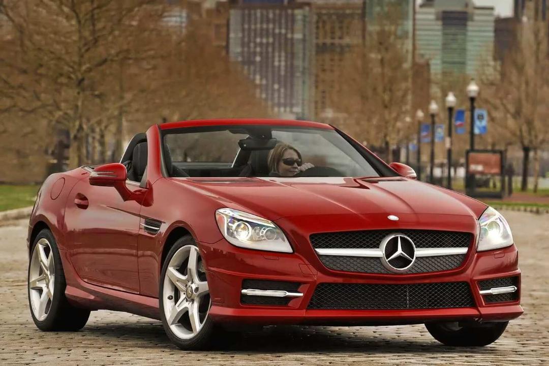خودرو مرسدس بنز اس‌ال‌کی (Mercedes-Benz SLK) قرمز رنگ در فضای شهری