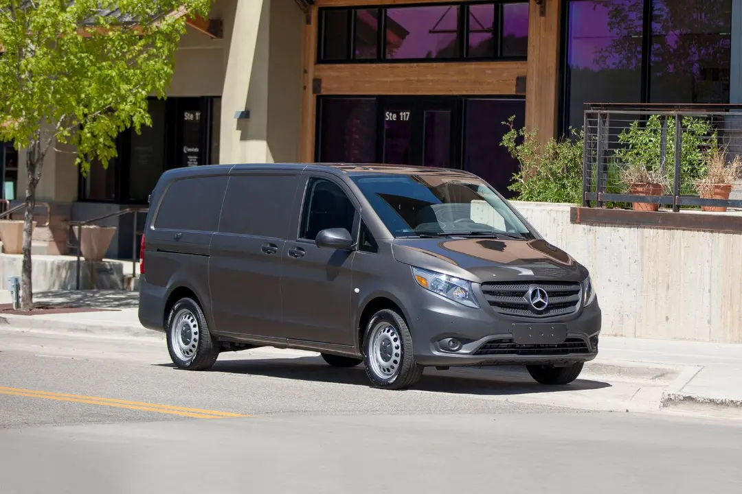 ون خاکستری مرسدس بنز (Mercedes-Benz) مدل ویتو در جاده