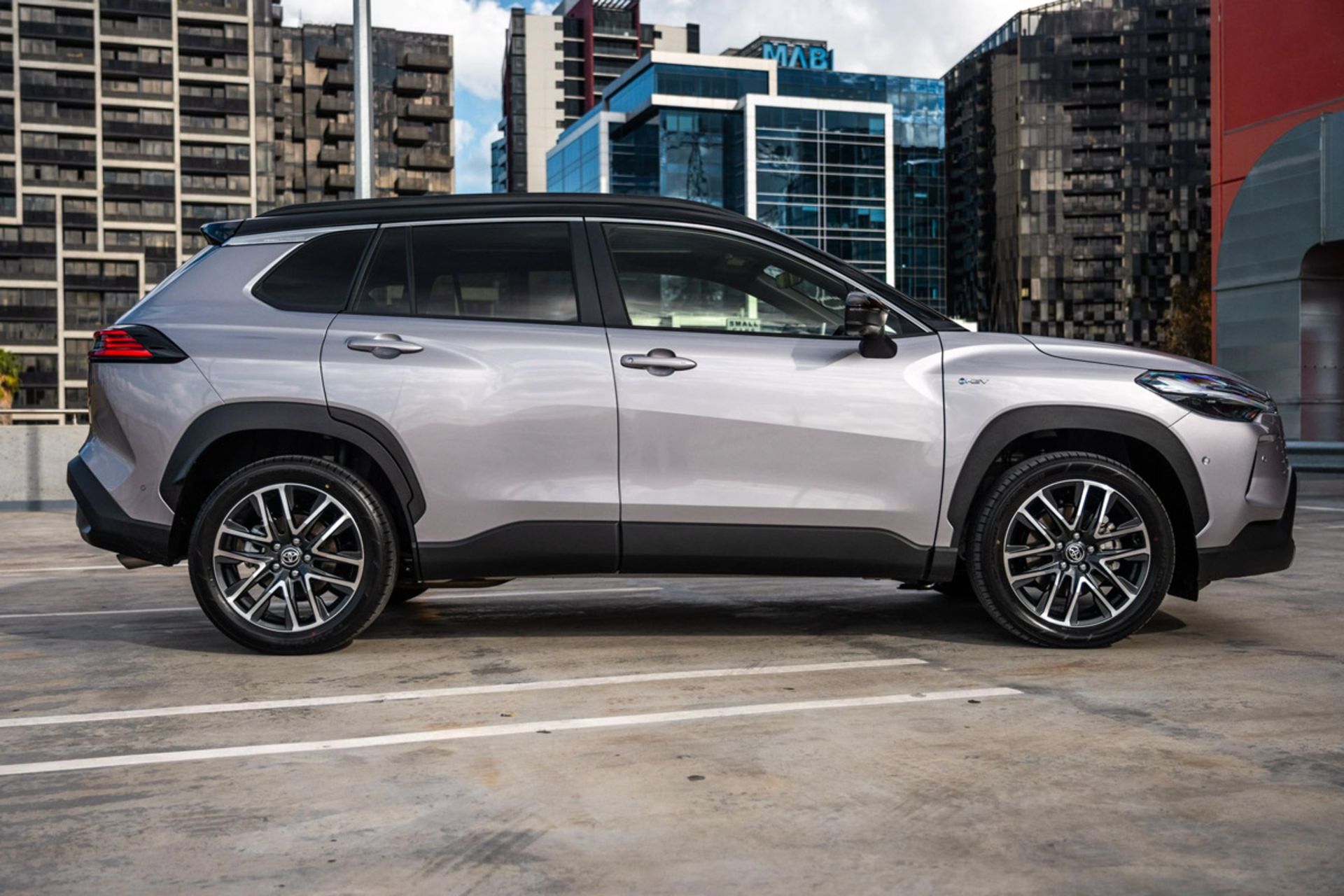 نمای جانبی تویوتا کرولا کراس نیوفیس 