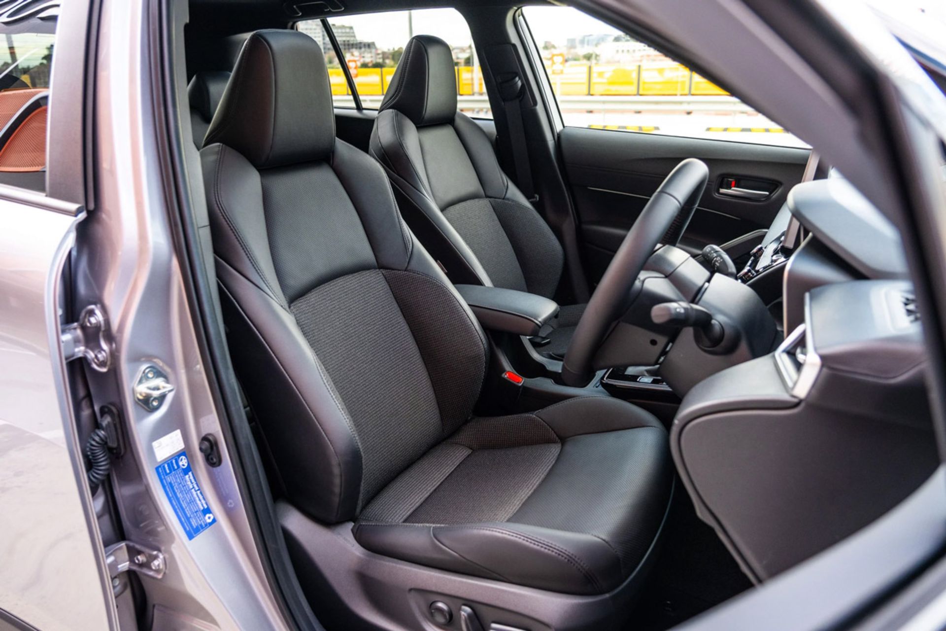 داخل کابین تویوتا کرولا کراس نیوفیس 