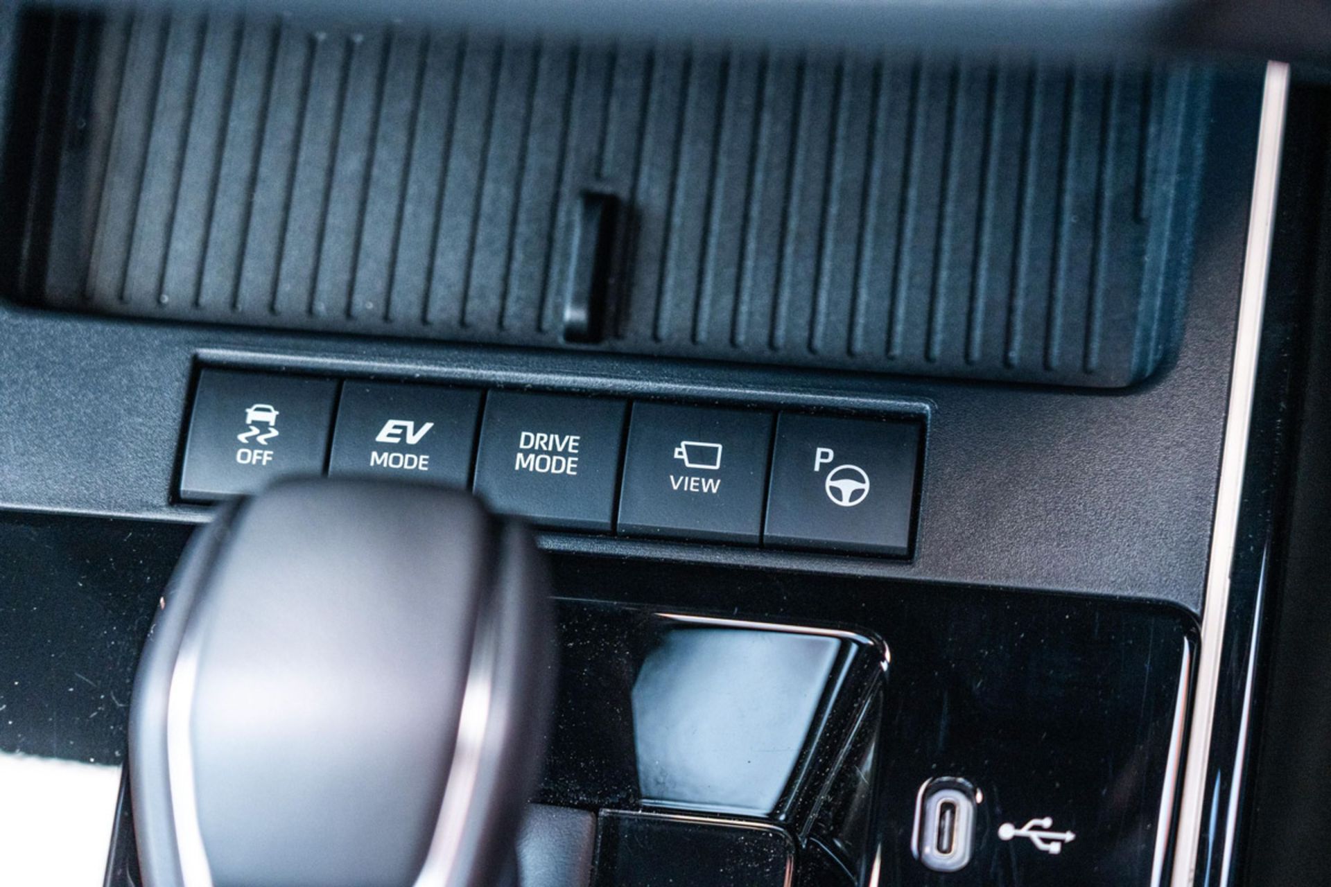 شارژر موبایل تویوتا کرولا کراس نیوفیس 