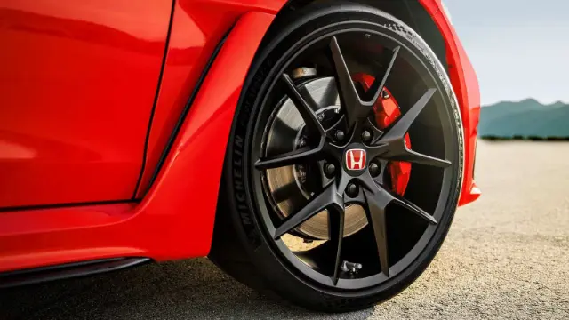 سیستم ترمز جلوی خودروی هوندا (Honda) با دیسک و کالیپر قرمز رنگ