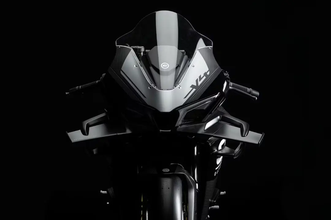نمای نزدیک سوپربایک سی اف موتور v4 rs rr