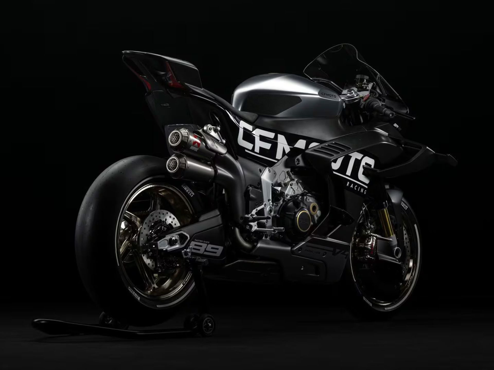 عقب سی اف موتور v4 rs rr