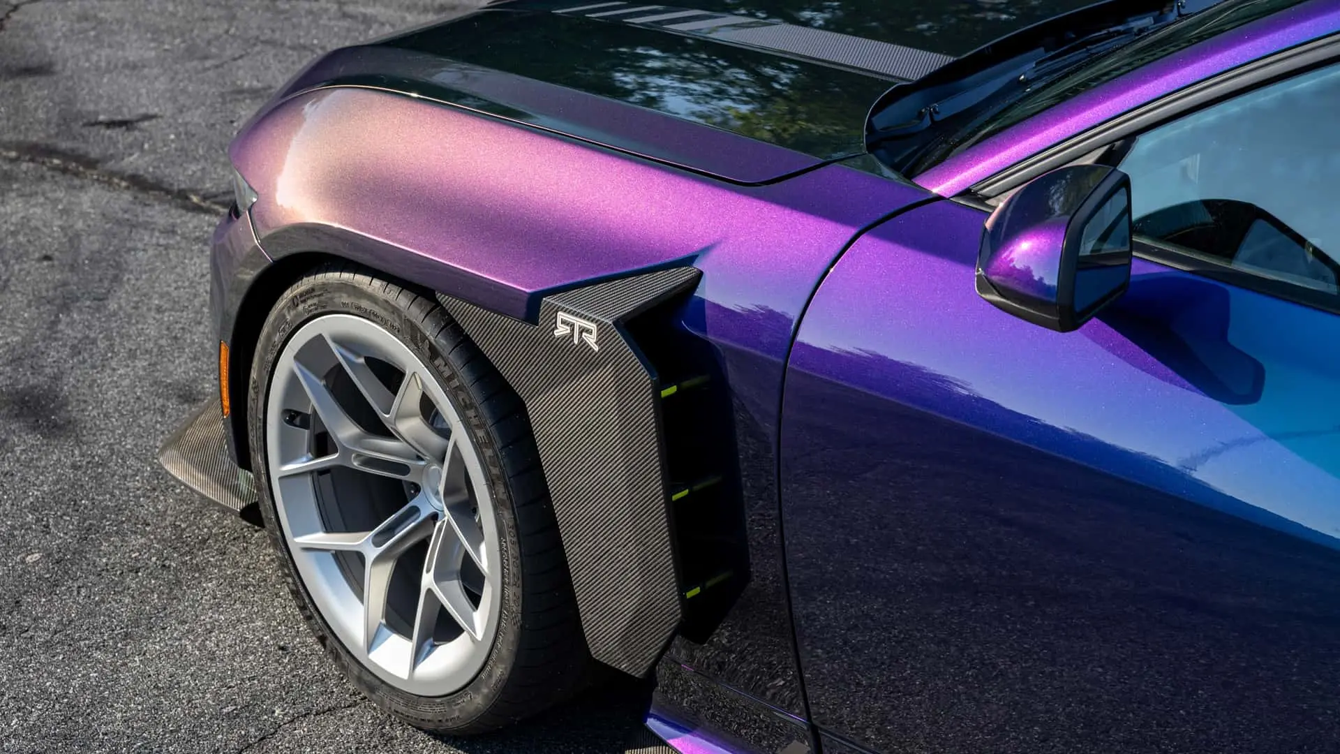 چرخ و گلگیر تقویت‌شده موستانگ RTR (Mustang RTR) با رنگ بنفش متالیک