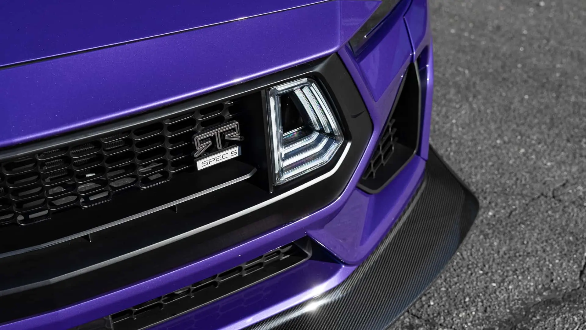 نمای نزدیک از جلوپنجره و چراغ موستانگ RTR (RTR) Spec 5 بنفش