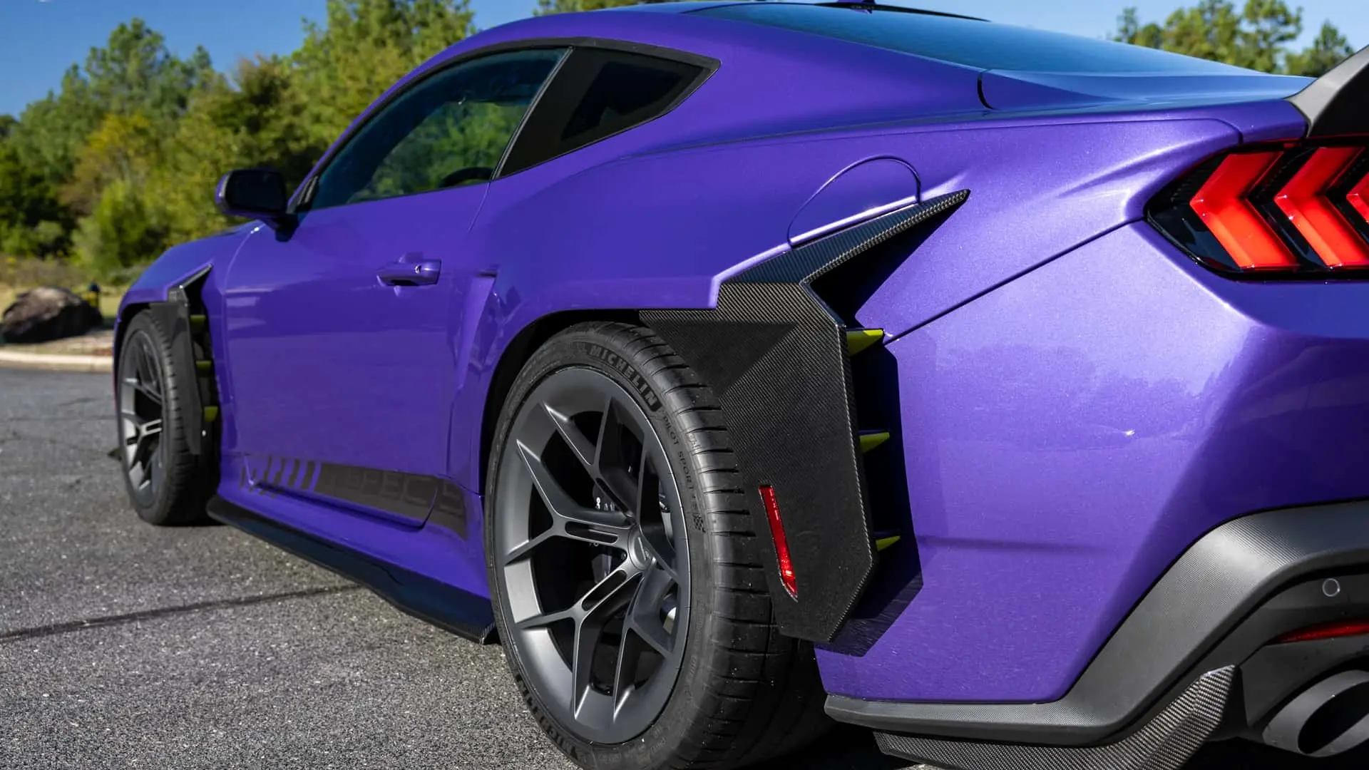 خودرو موستانگ (Mustang) RTR بنفش با بدنه اسپرت و لاستیک‌های میشلن (Michelin)