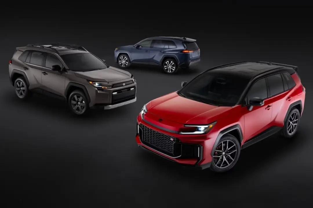 خودروهای تویوتا راو۴ (Toyota RAV4) مدل ۲۰۲۶ در سه رنگ قهوه‌ای، آبی و قرمز