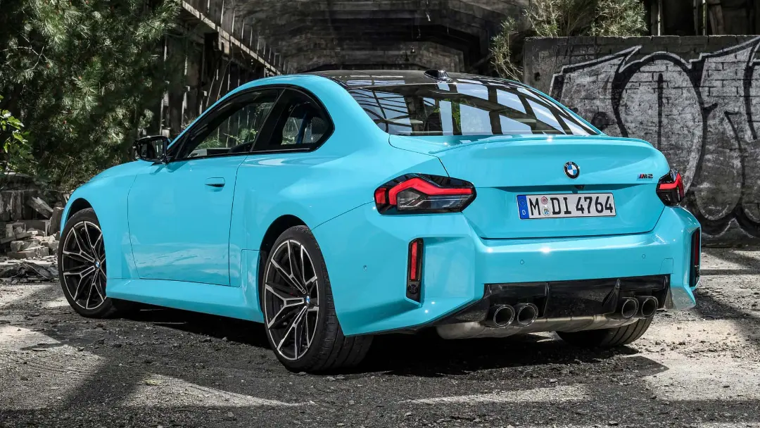 خودرو اسپرت بی‌ام‌و M2 (BMW M2) آبی رنگ در فضای باز