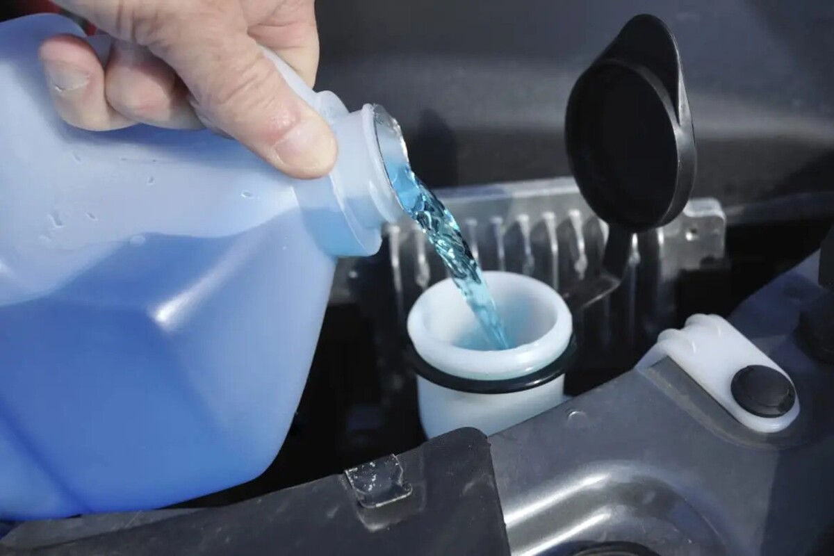 چگونه مایع شیشه‌شور شیشه جلو خودرو را در خانه تهیه کنیم؟