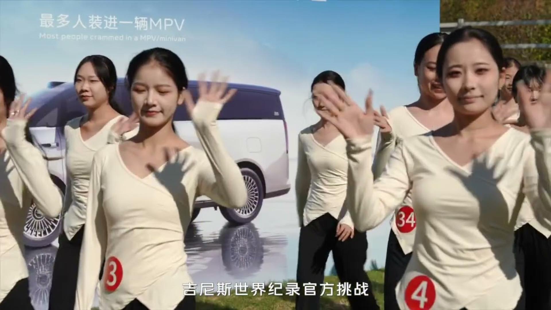 رکورد 42 نفر در یک خودروی ون جیلی