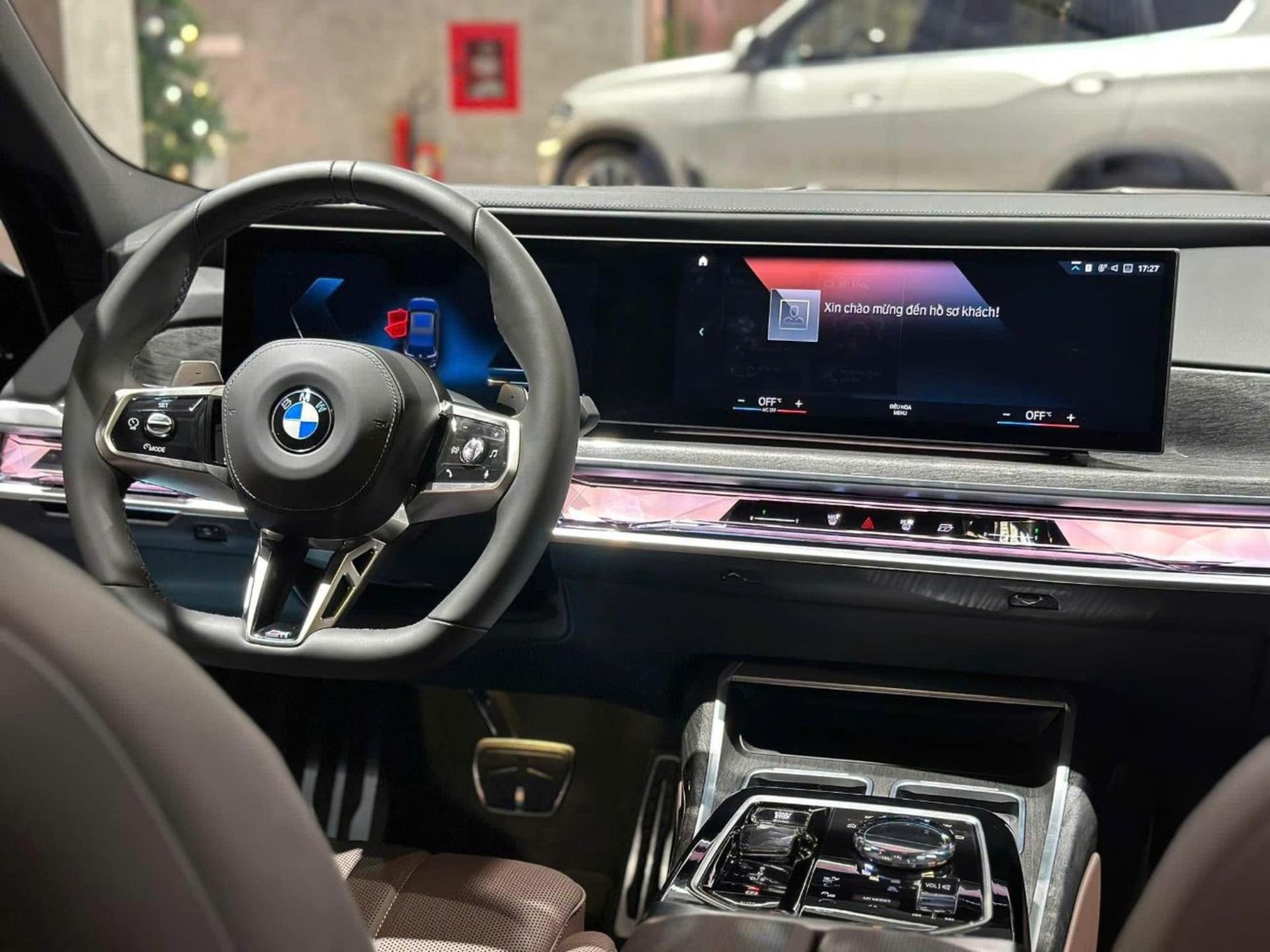 داشبورد BMW 735i M Sport 2026