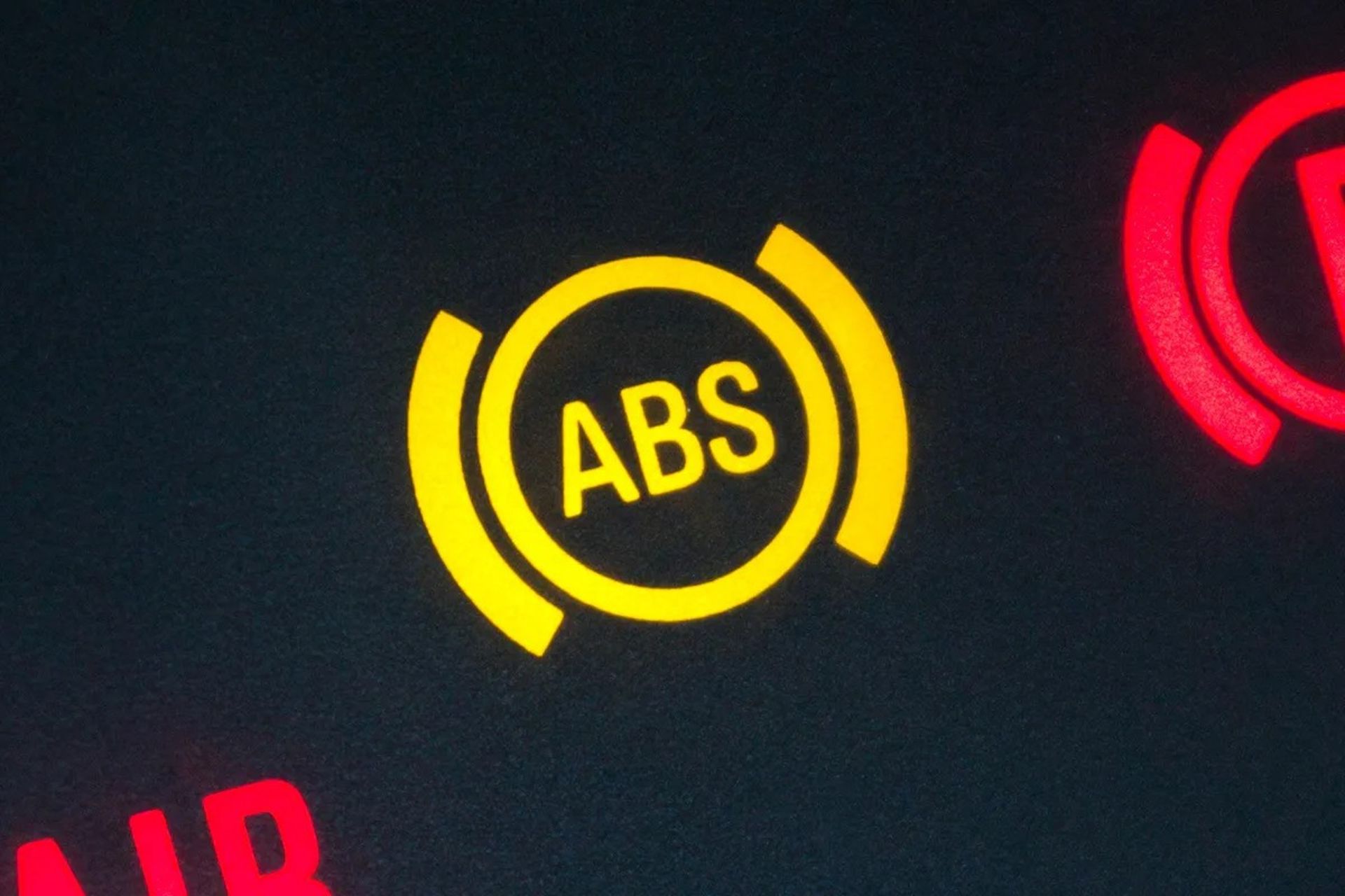 روشن شدن چراغ ABS