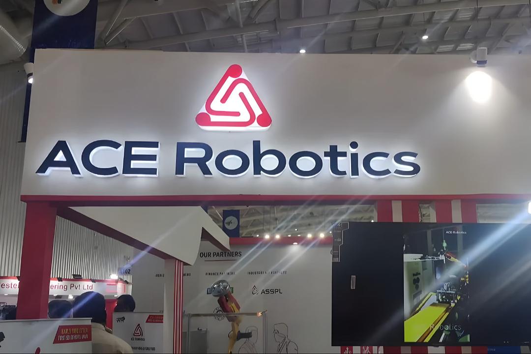لوگوی شرکت چینی ACE Robotics (Ace Robotics) روی دیوار سفید نمایشگاه