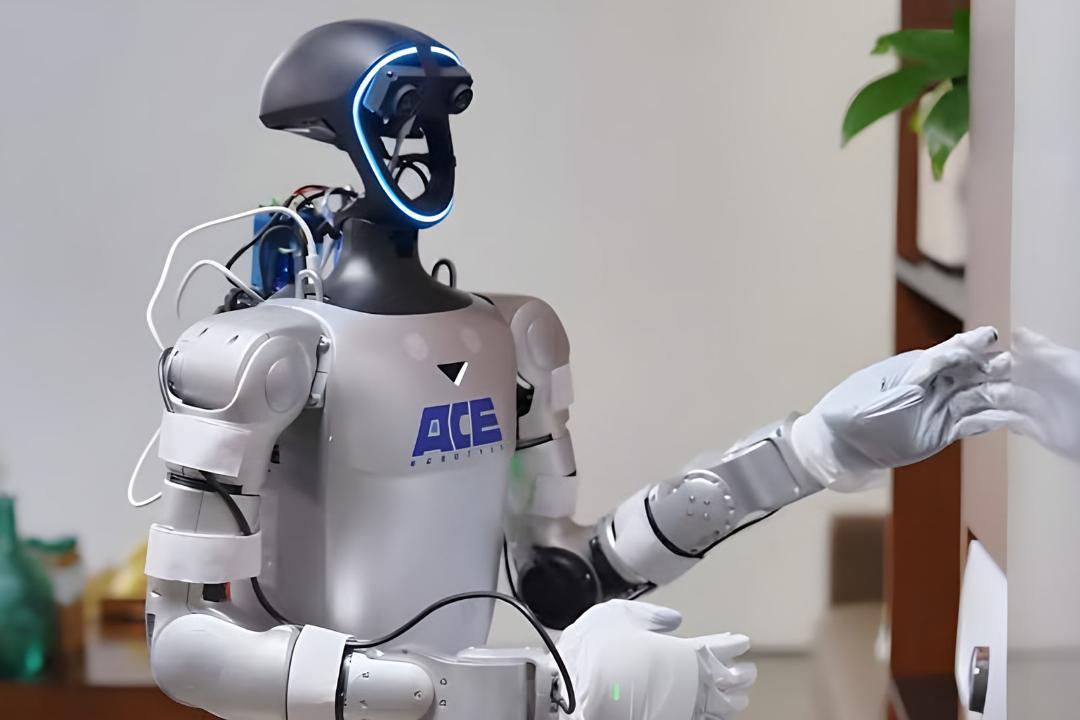 ربات انسان‌نمای شرکت ای‌اس‌ئی (ACE Robotics) در حال تعامل با یک شیء