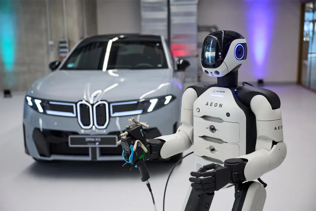 ربات انسان‌نمای هوش مصنوعی (AEON) در کنار خودروی سفید بی‌ام‌و (BMW)