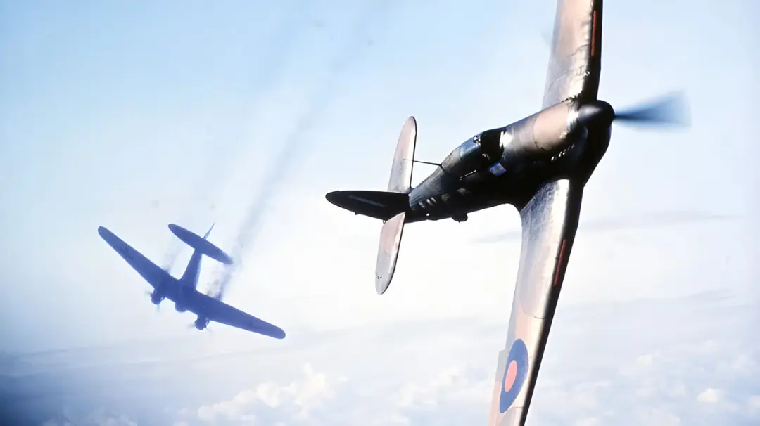 جنگنده سوپراستین (Supermarine Spitfire) در حال تعقیب یک هواپیمای دیگر در آسمان