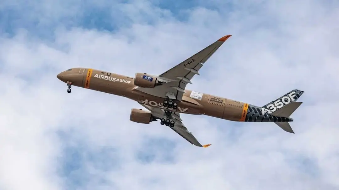 هواپیمای باربری ایرباس (Airbus A350F) در حال پرواز در آسمان