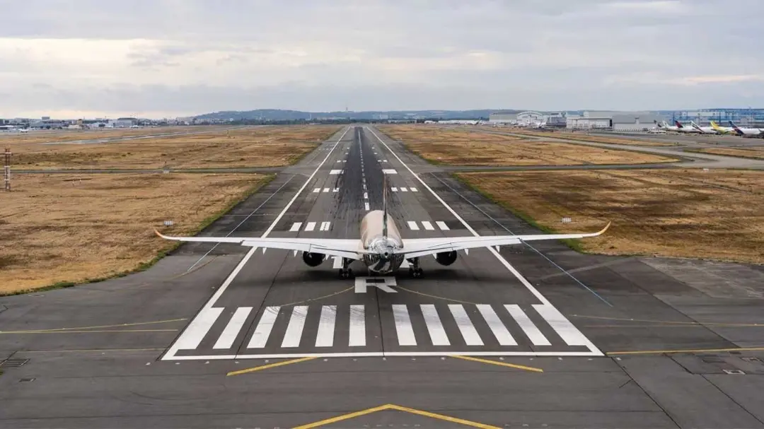 هواپیمای باری ایرباس A350F روی باند