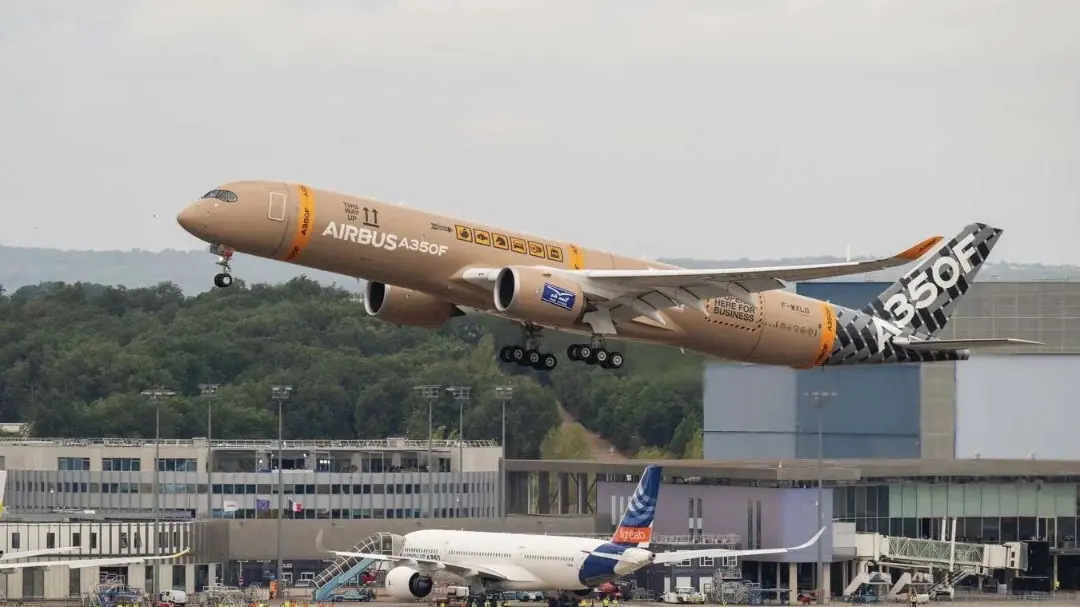 هواپیمای باربری ایرباس (Airbus A350F) در حال برخاستن از باند فرودگاه