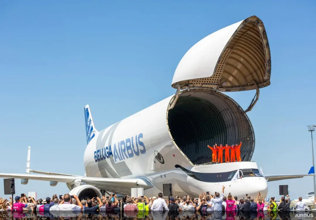 هواپیمای ترابری ایرباس بلوگا (Airbus Beluga) با دهانه باز در مقابل جمعیت