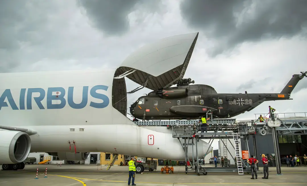 هلیکوپتر نظامی در حال بارگیری درون محفظه بار هواپیمای ایرباس بلوگا (Airbus Beluga)