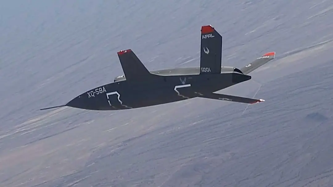 پهپاد رزمی XQ-58A (XQ-58A Valkyrie) در حال پرواز در آسمان