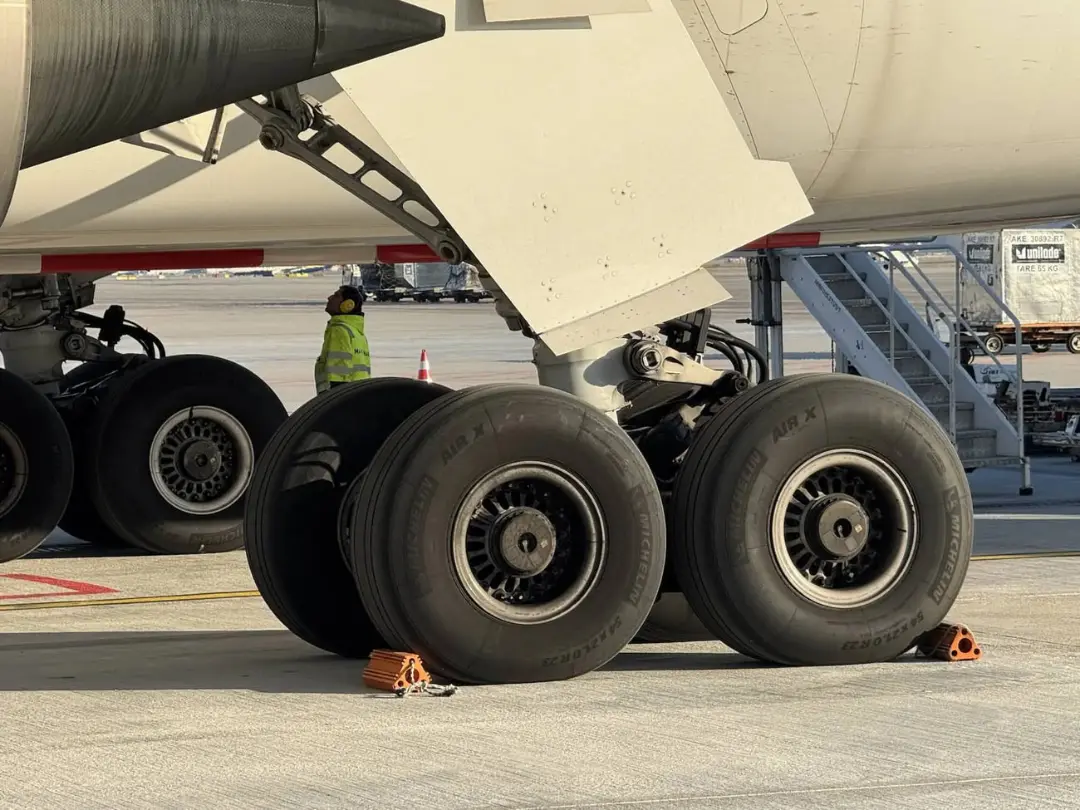 چرخ‌های اصلی فرود هواپیما (Landing Gear) در کنار بدنه و چرخ‌های دیگر