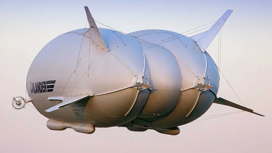 کشتی هوایی ایرلندر (Airlander) با بدنه بزرگ و طراحی آیرودینامیک در آسمان