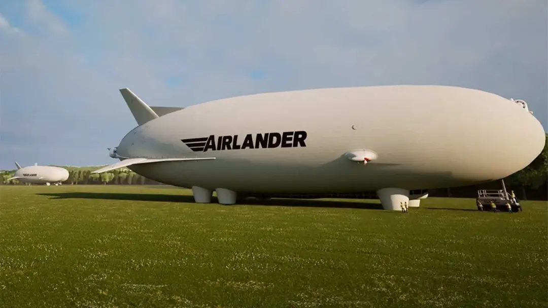 کشتی هوایی ایرلندر (Airlander) با لوگوی مشکی روی چمنزار سبز