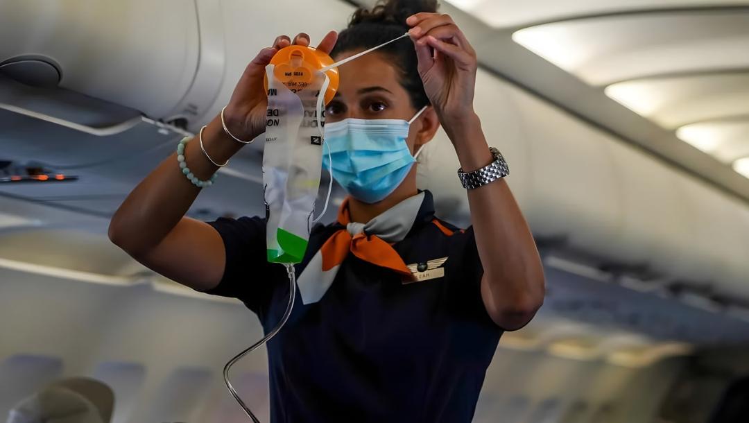 ماسک اکسیژن (Oxygen Mask) در دستان مهماندار هواپیما برای استفاده در شرایط اضطراری
