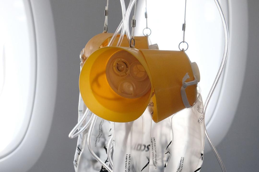 ماسک اکسیژن (Oxygen Mask) زرد رنگ در کابین مسافربری هواپیما