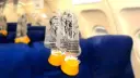 ماسک‌های اکسیژن اضطراری (Oxygen Masks) آویزان از سقف کابین مسافران هواپیما