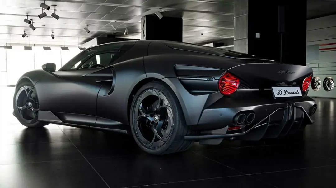 خودرو آلفارومئو ۳۳ استراداله (Alfa Romeo 33 Stradale) با بدنه مات مشکی در فضای نمایشگاه