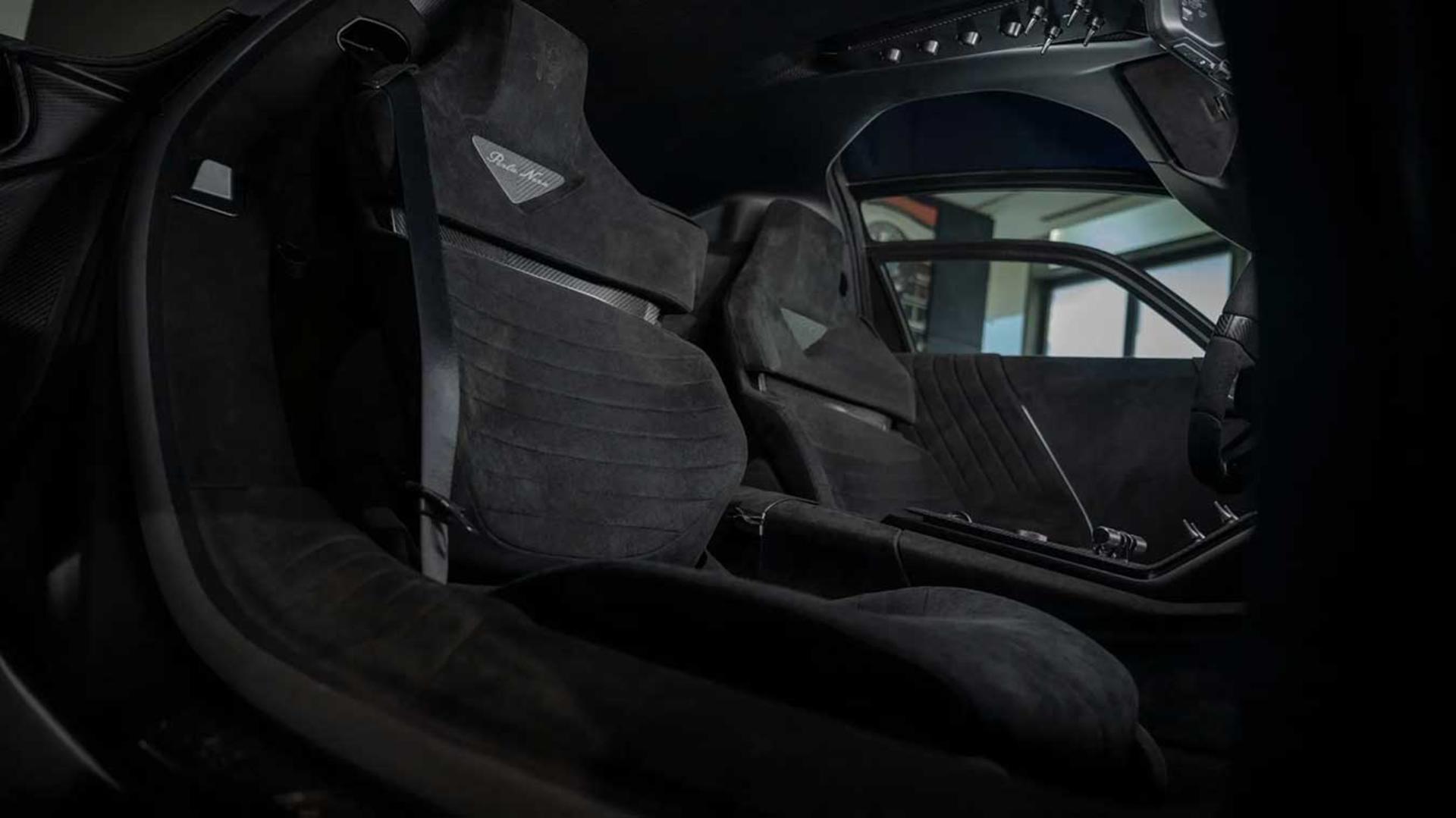 صندلی‌های چرمی مشکی کابین خودروی آلفارومئو ۳۳ استراداله (Alfa Romeo 33 Stradale)