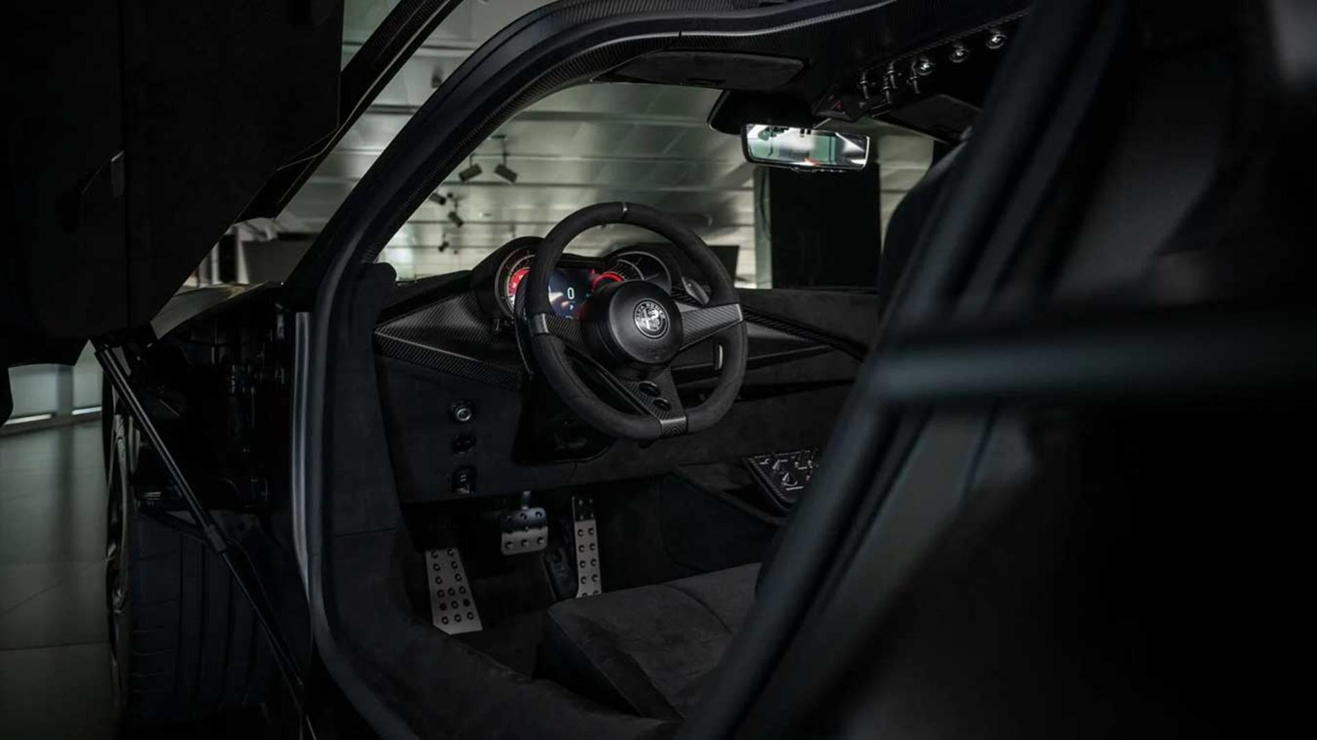 کابین خودروی اسپرت آلفارومئو (Alfa Romeo) 33 Stradale با طراحی مشکی