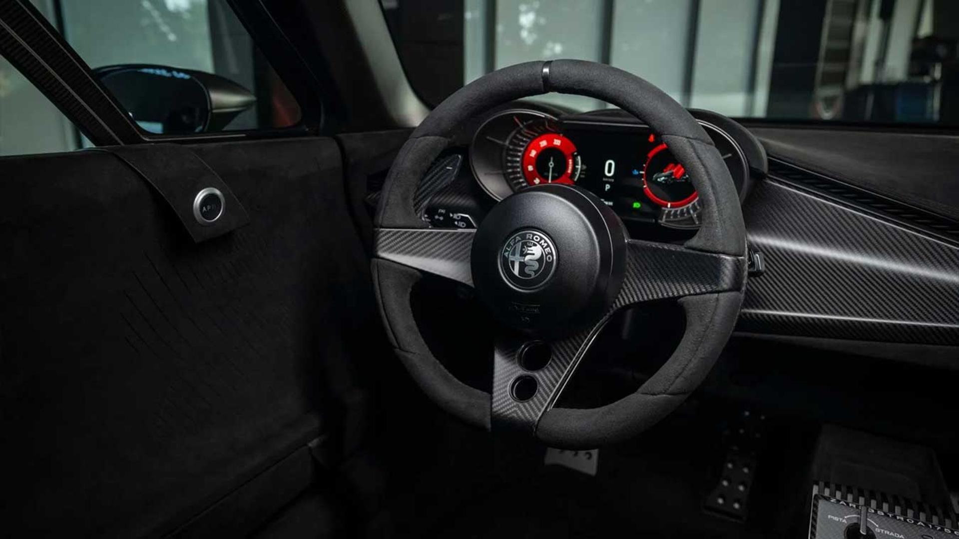 کابین خودروی آلفارومئو (Alfa Romeo) ۳۳ استراداله با فرمان چرمی و تزیینات کربن