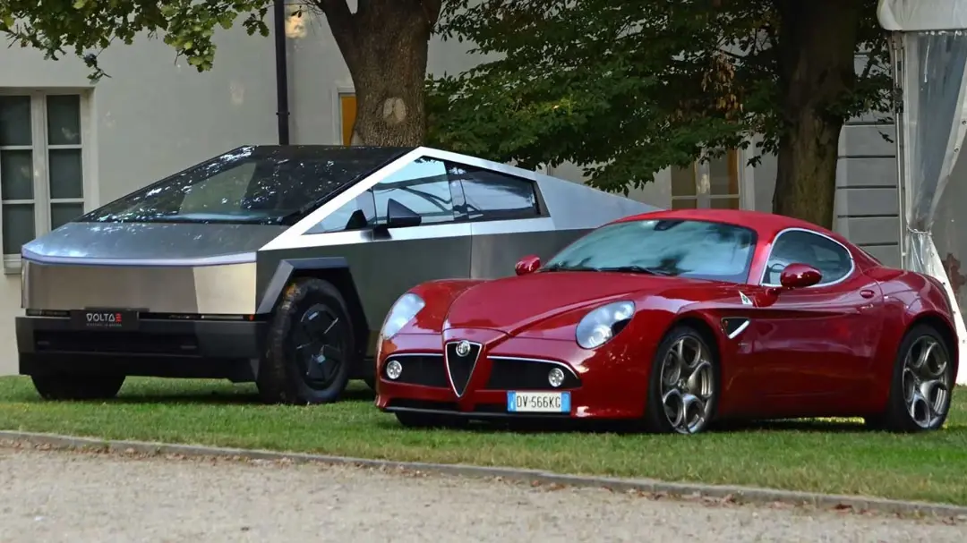 خودروهای آلفارومئو ۸سی (Alfa Romeo 8C) قرمز و تسلا سایبرتراک (Tesla Cybertruck) نقره‌ای در فضای باز