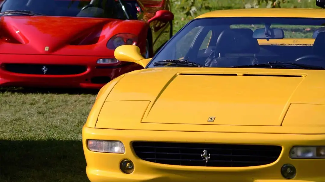 خودروهای فراری (Ferrari) با رنگ‌های قرمز و زرد در فضای باز