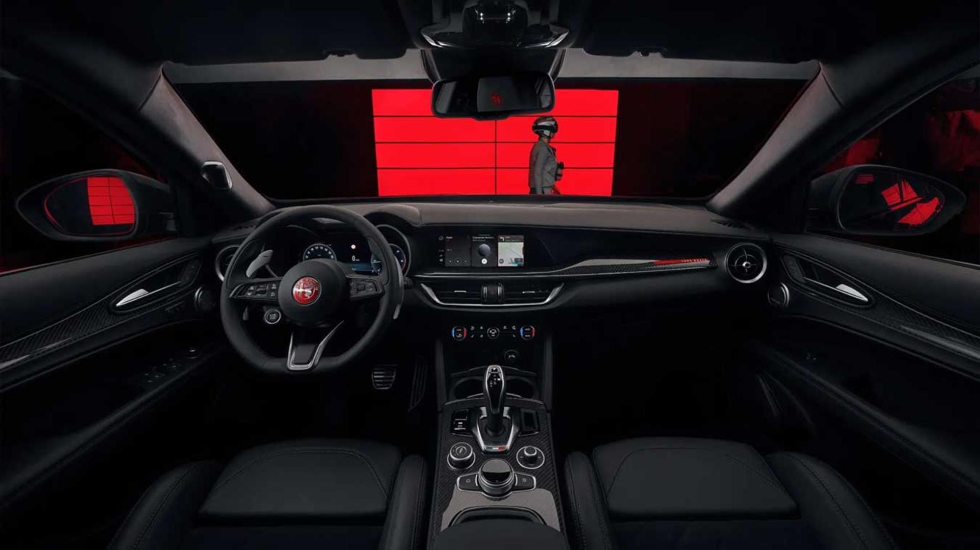 کابین داخلی خودروی آلفارومئو (Alfa Romeo) با طراحی مدرن و تزیینات قرمز