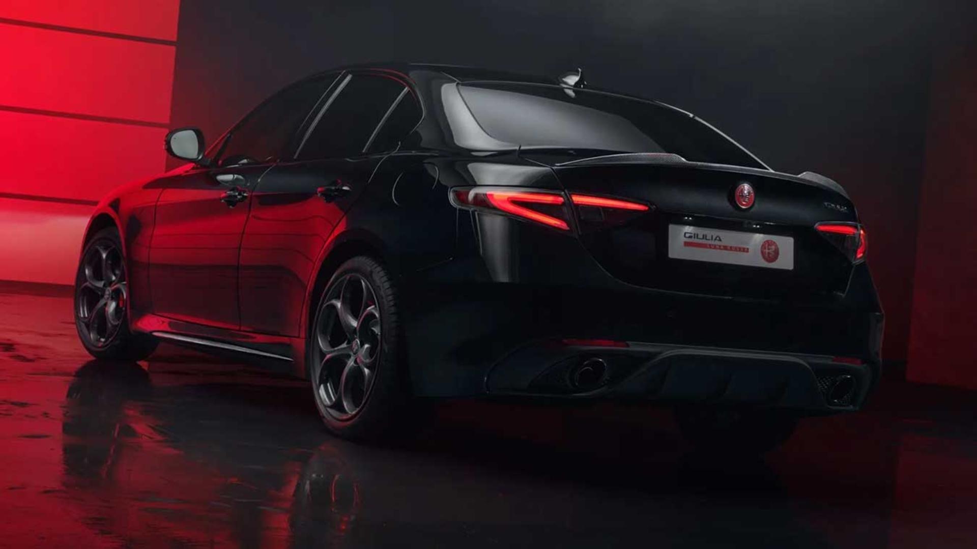 خودرو آلفارومئو جولییا (Alfa Romeo Giulia) با رنگ مشکی در استودیو