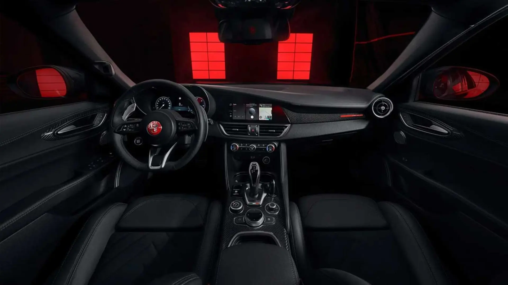 کابین داخلی خودروی آلفارومئو (Alfa Romeo) با طراحی مدرن و تزیینات اختصاصی