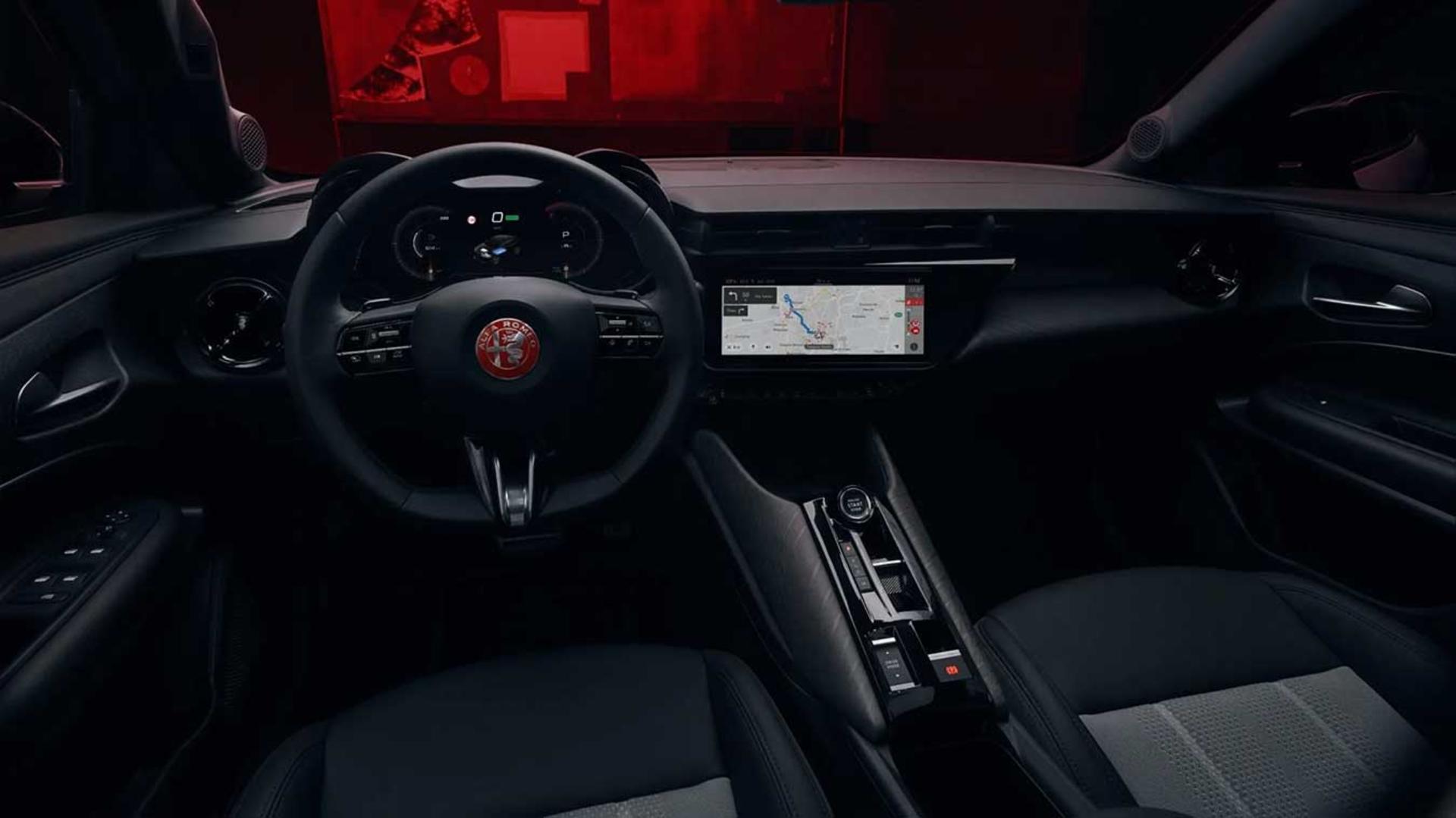 داشبورد و کابین داخلی خودروی آلفارومئو (Alfa Romeo) با نمایشگر دیجیتال