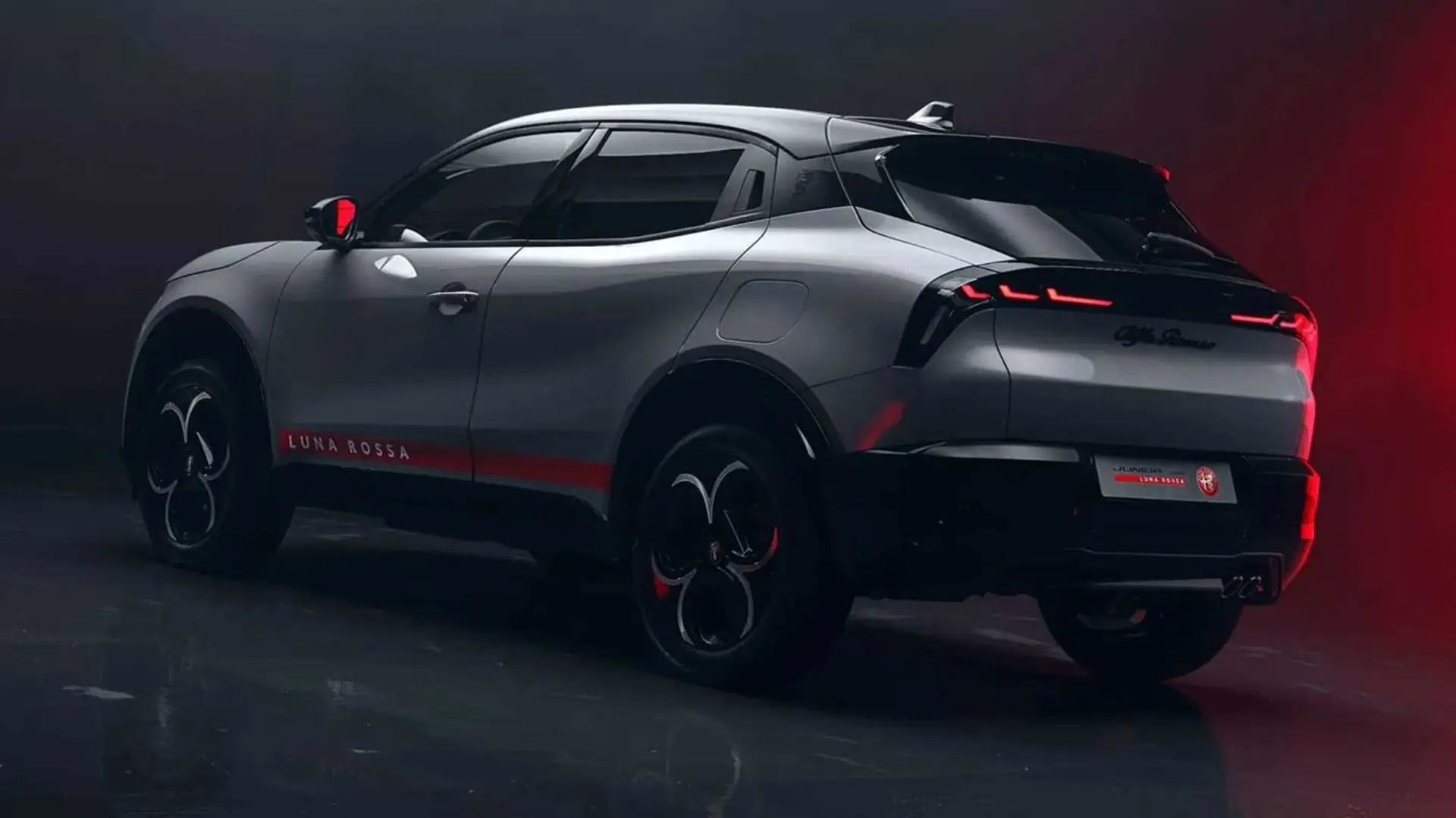 خودروی آلفارومئو (Alfa Romeo) مدل لونا روسا با رنگ نقره‌ای و خطوط قرمز