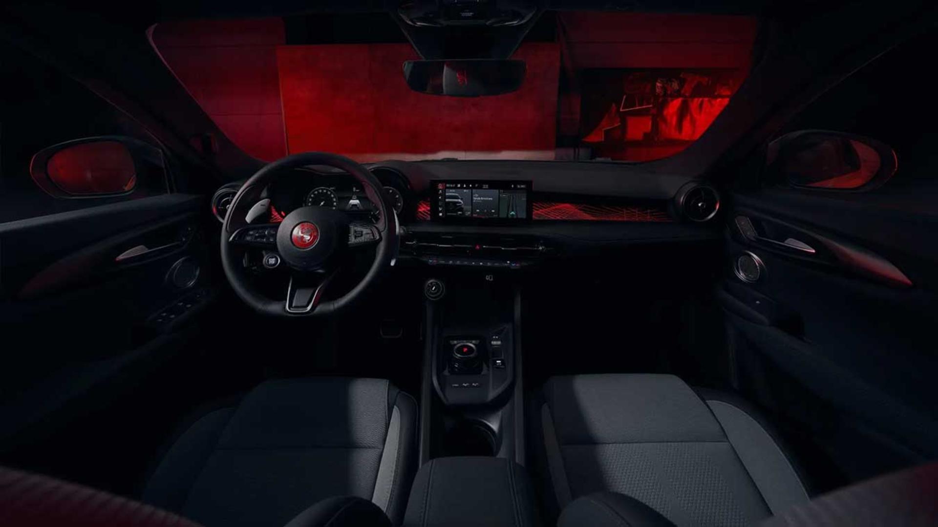 داشبورد و کابین داخلی خودروی آلفارومئو (Alfa Romeo) با تزئینات قرمز رنگ
