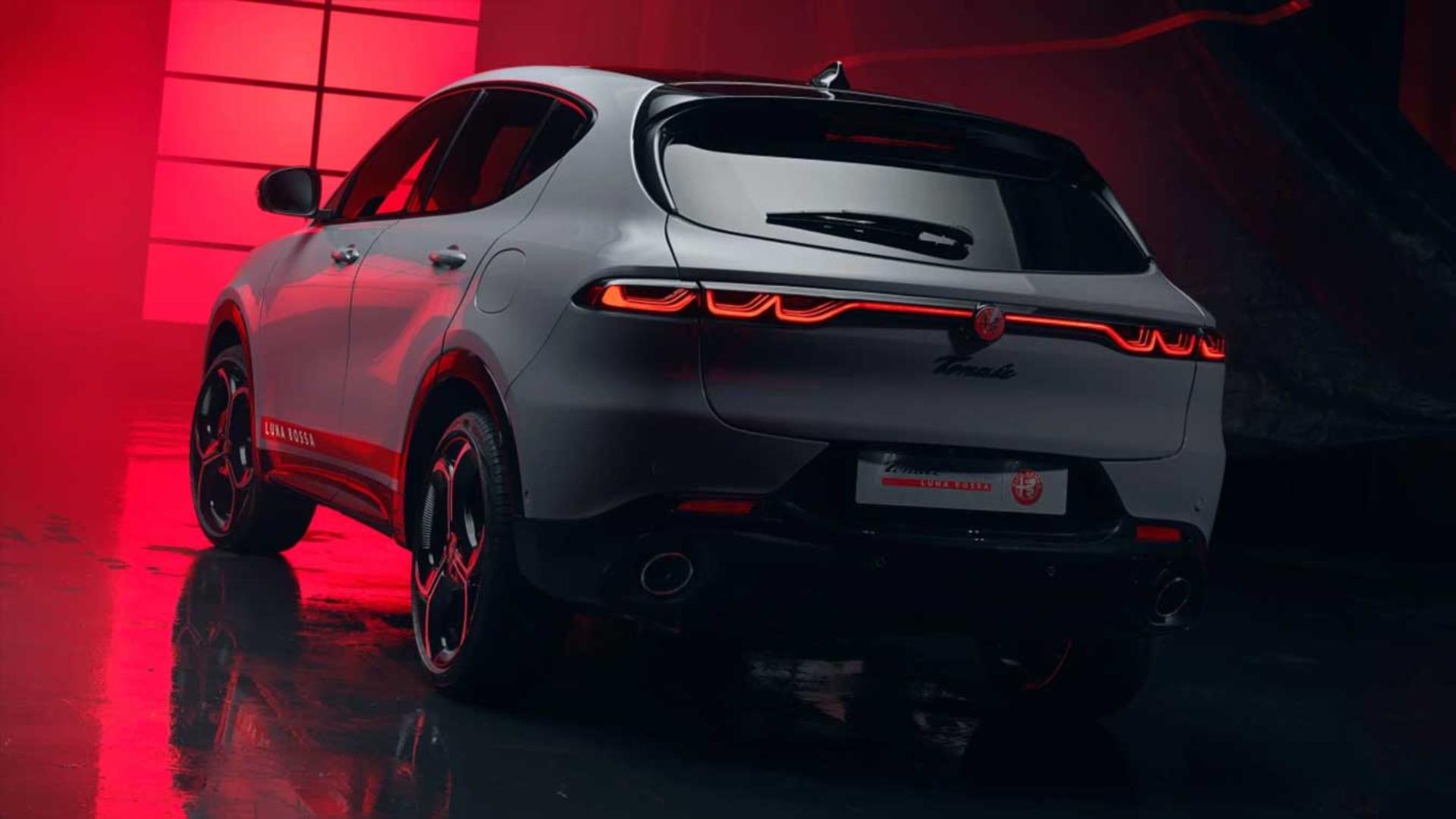 خودروی آلفارومئو تونال (Alfa Romeo Tonale) با پکیج ویژه لونا روسا در استودیو
