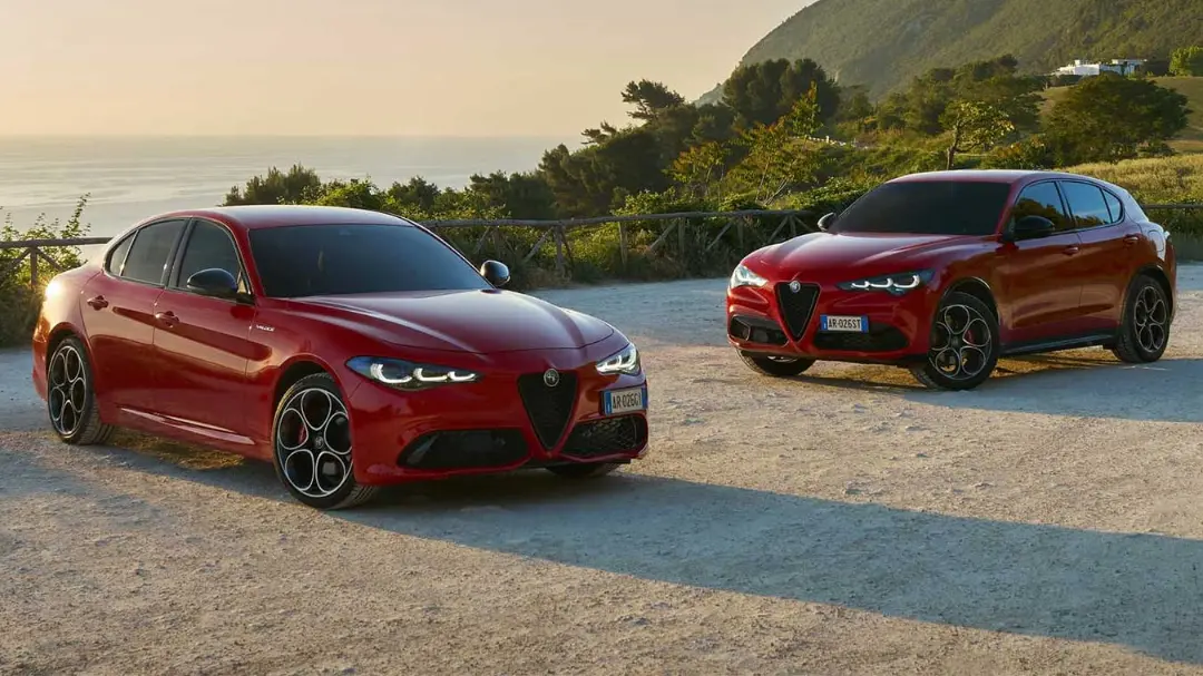 خودروهای قرمز رنگ آلفارومئو (Alfa Romeo) مدل جولیا و استلویو در جاده ساحلی