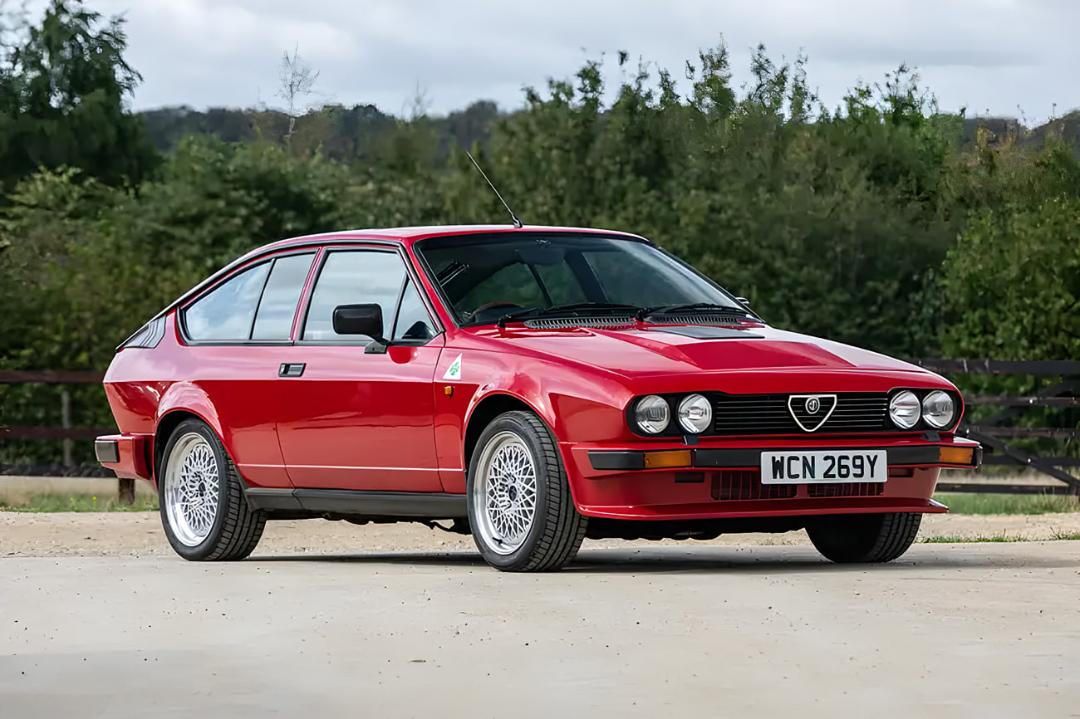 خودروی قرمز رنگ آلفا رومئو (Alfa Romeo) گرند تور در فضای باز